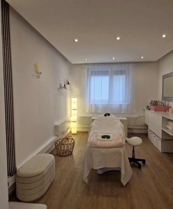 Heller Behandlungsraum von Lindoju Beauty